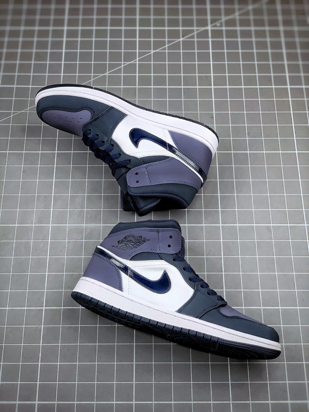 AIR JORDAN 1 MID OBSIDIAN/SANDED PURPLE-WHITE