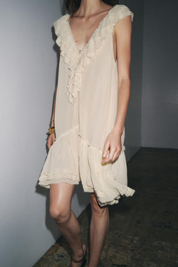 ZARA ПЛАТЬЕ С КРУЖЕВОМ И ВОЛАНАМИ — ZW COLLECTION, ЭКРЮ