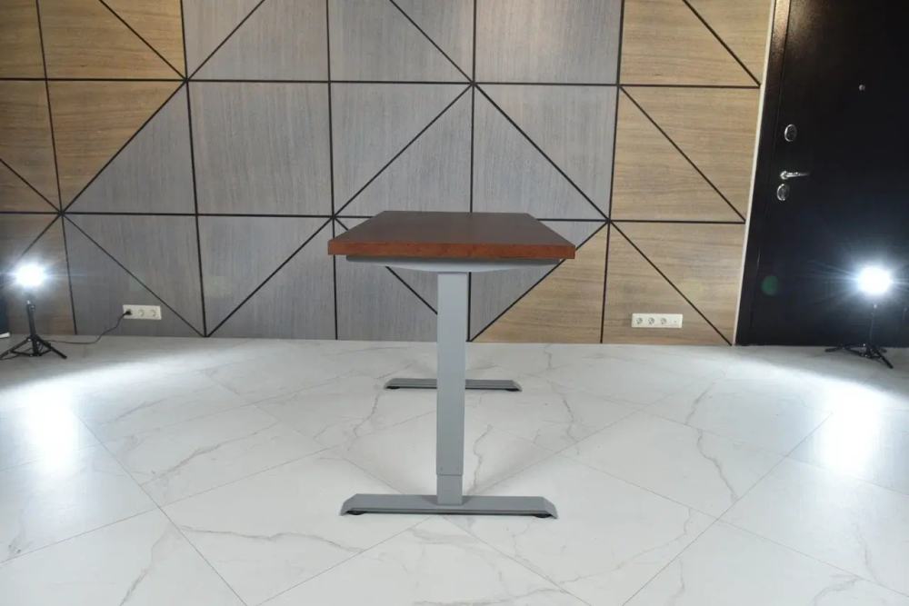 Регулируемый компьютерный стол Bazalt с регулировкой по высоте — столешница МДФ Красное дерево