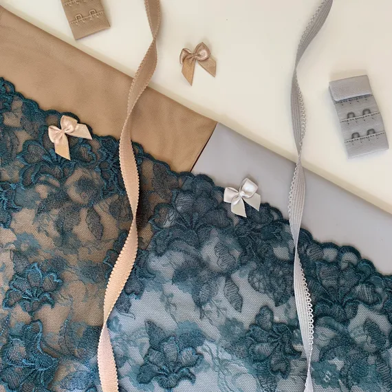 Вышивка на сетке изумруд 20 см