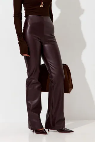 Брюки клеш из экокожи цвета вишни в шоколаде