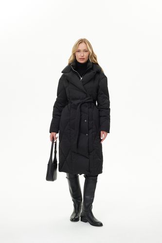 Черный длинный стеганый пуховик с поясом
