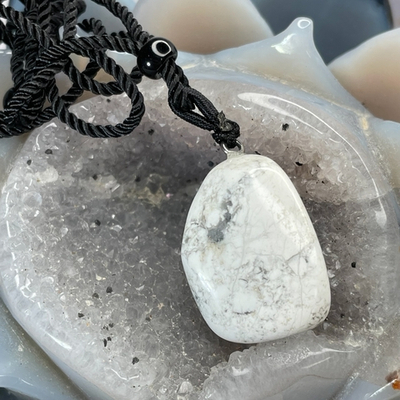 54054  Говлит Кулон галтовка на шнурке 30мм