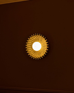 Керамические бра круглой формы в насыщенном тёмно-изумрудном и тёплом жёлтом цветах.