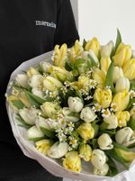 Букет большой из 51 белых, лимонных тюльпанов и ромашек