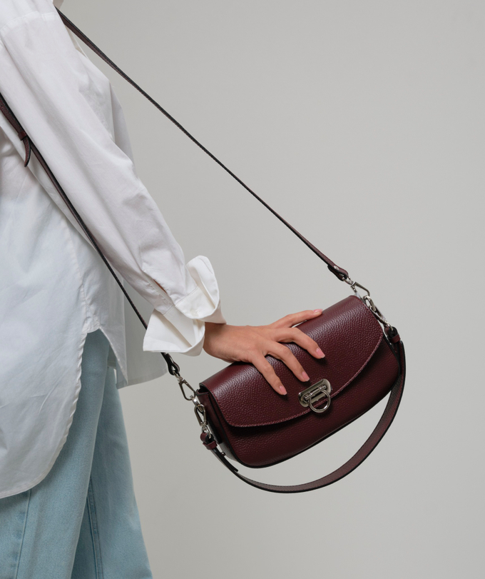Сумка кожаная на плечо багет бордовая