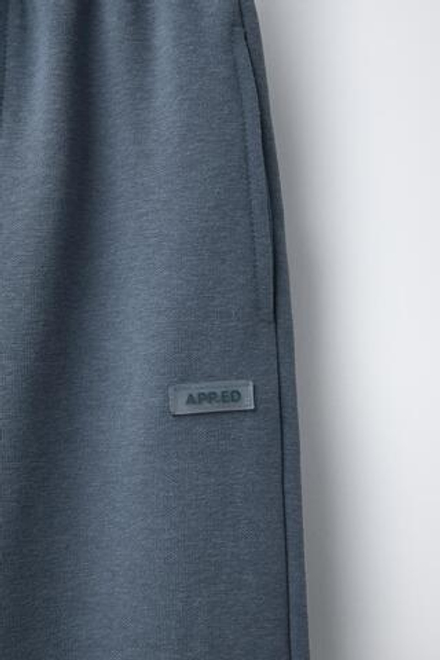 ZARA БРЮКИ ПРЯМОГО КРОЯ С ПРОРЕЗИНЕННОЙ НАШИВКОЙ, СЕРЫЙ/СИНИЙ