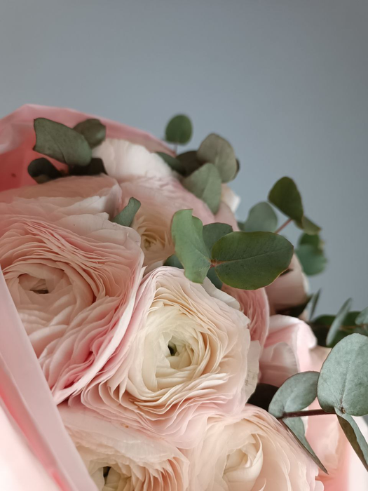 Букет из ранункулюсов и эвкалипта "Очарование"