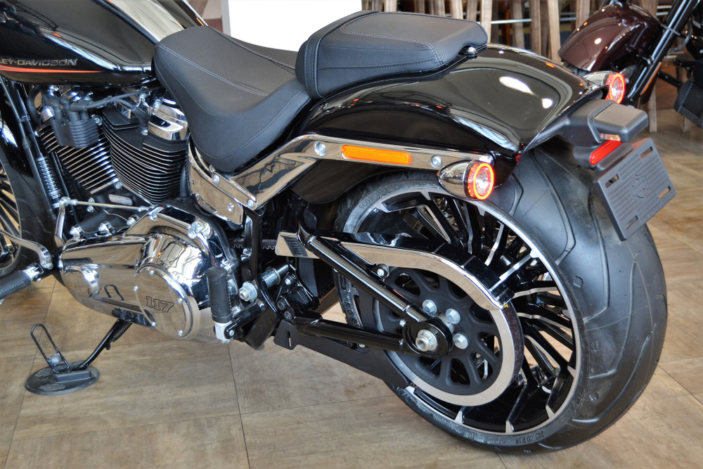 Harley-Davidson BREAKOUT 117 (Vivid Black) 2024