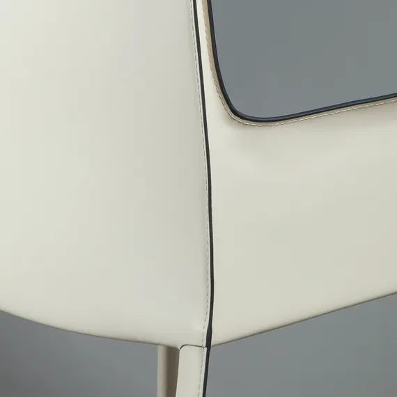 Стул с подлокотниками Barrie бежевая кожа