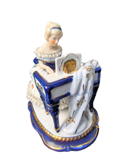 Фарфоровая статуэтка "Дама за клавесином" Thun