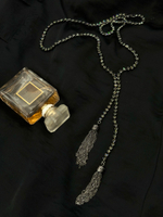 Колье-галстук из кристаллов Swarovski в оттенке графит с двумя кистями из цепочек