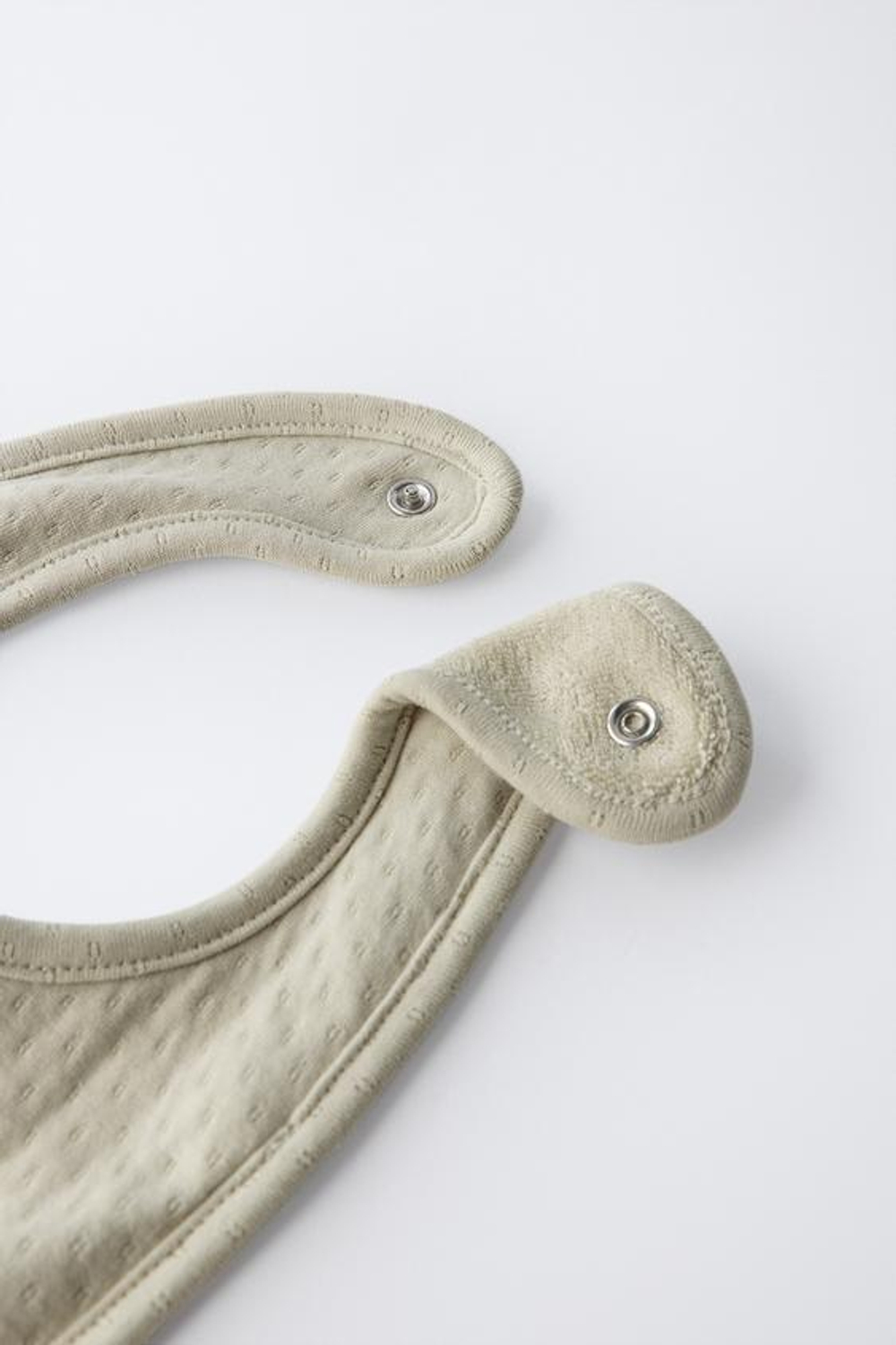 ZARA КОМПЛЕКТ ИЗ ШАПКИ И НАГРУДНИКА С РЕЛЬЕФНЫМ УЗОРОМ, ЗЕЛЕНОВАТЫЙ