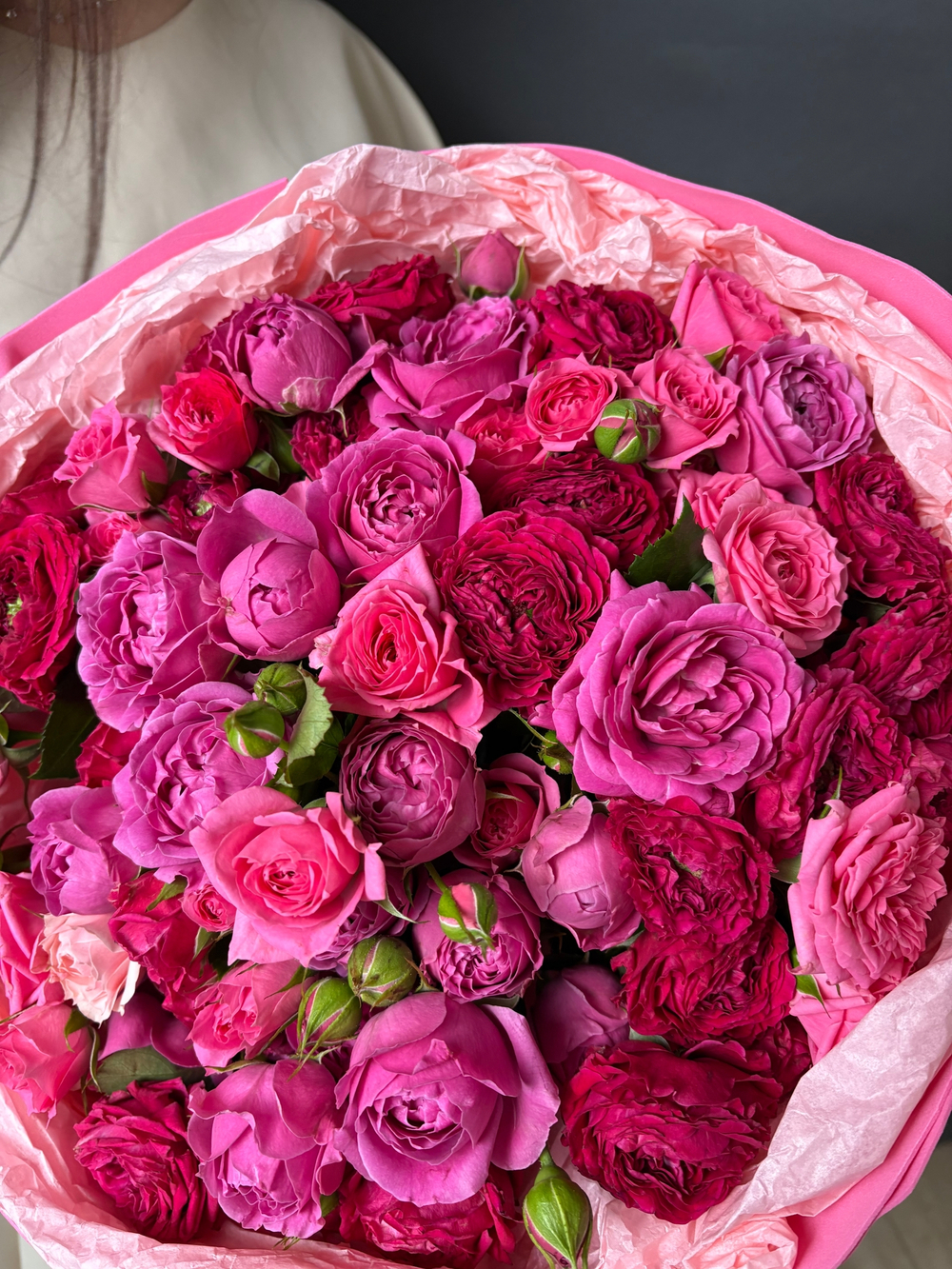 Букет из 31 кустовой пионовидной розы