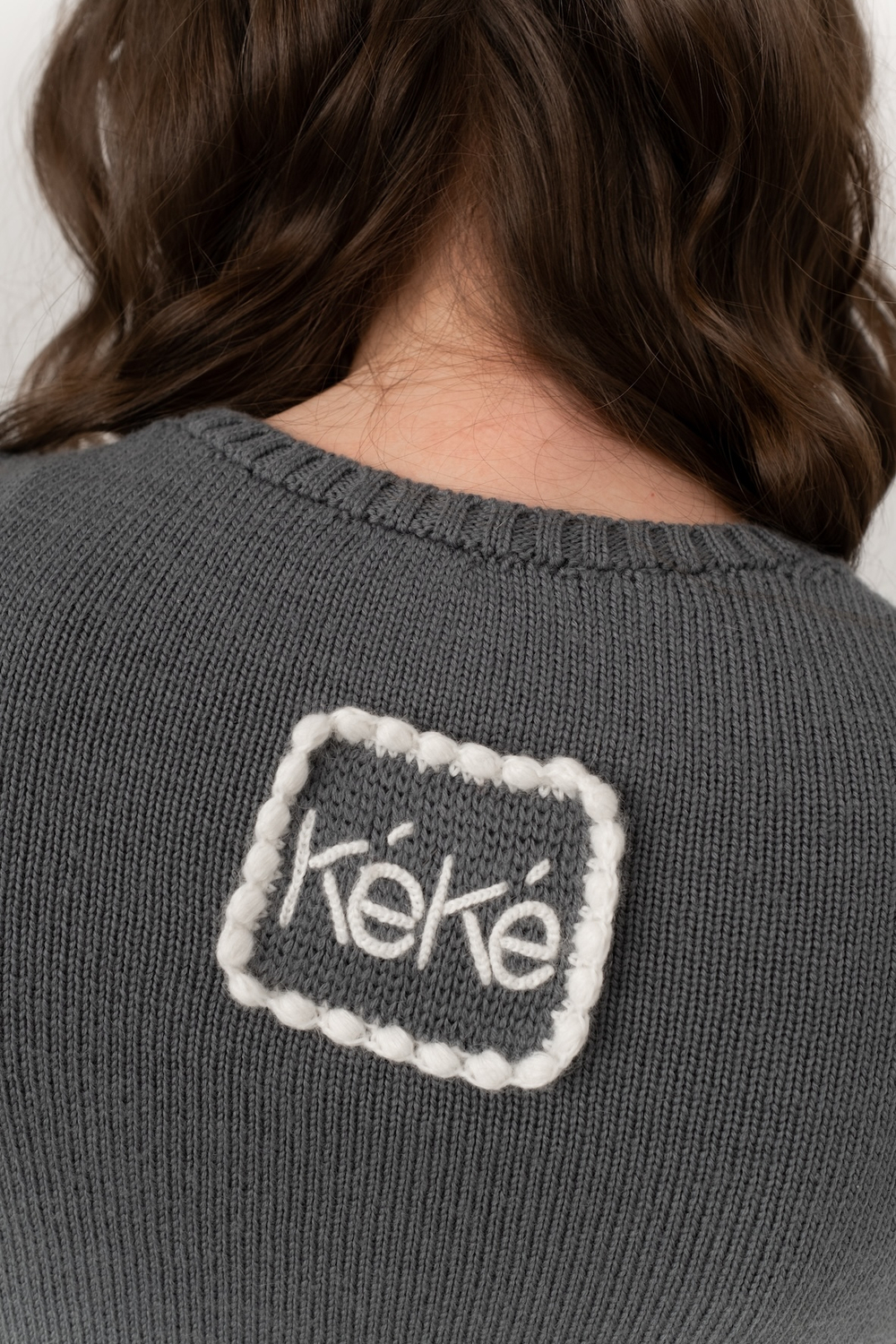 Серый свитер с титями