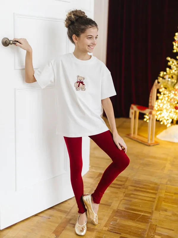 Белая футболка детская оптом арт 6488 с вышивкой медвежонка на девочке