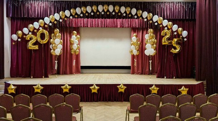 Оформление зала на выпускной с гелиевой цепочкой в бело-золотом цвете