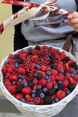 Корзина с миксом ягод "Сочное ассорти"