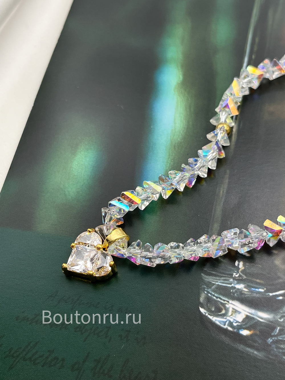 Колье-чокер хамелеон  с подвеской в форме сердца