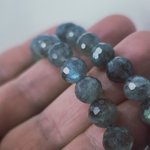 Лабрадор огранка, сверкает, переливается, в каждом иризация, р-р 7.8мм, штучно