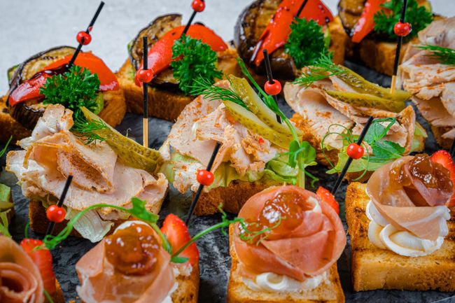 Сет бриошей с пармой, бужениной и печеными овощами, 15 шт.