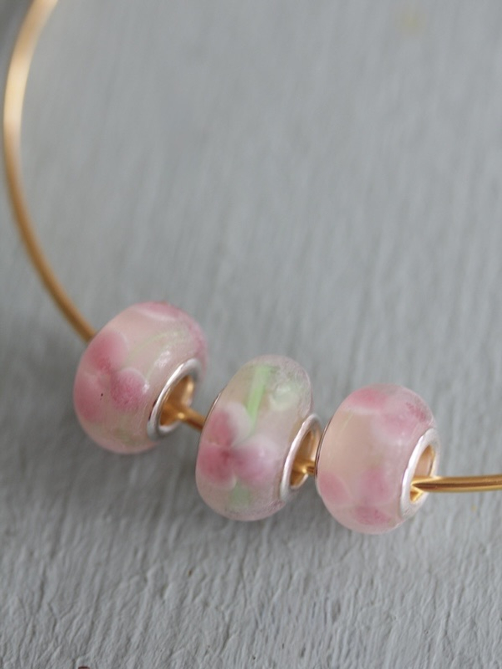 Бусина типа Пандора (Pandora) лэмпворк матовая светло-розовая с цветочками и листиками внутри