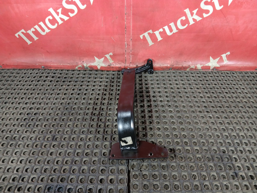 Кронштейн  бампера правый