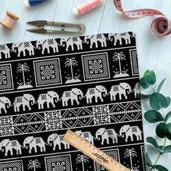 Ткань атлас африканский белый пиксельный узор на чёрном фоне