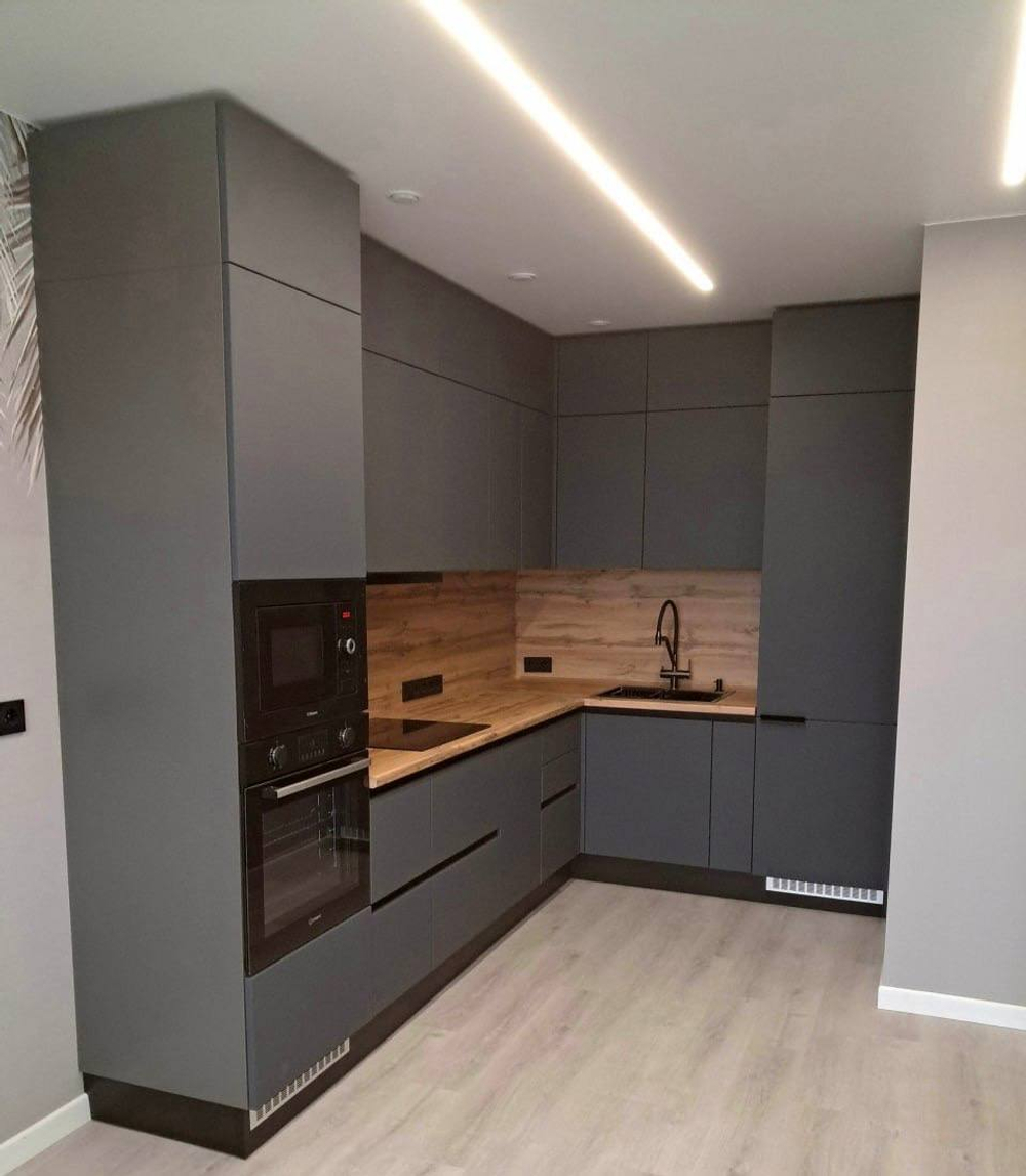 Угловая кухня с профилем Gola и матовыми фасадами в ПВХ пленке