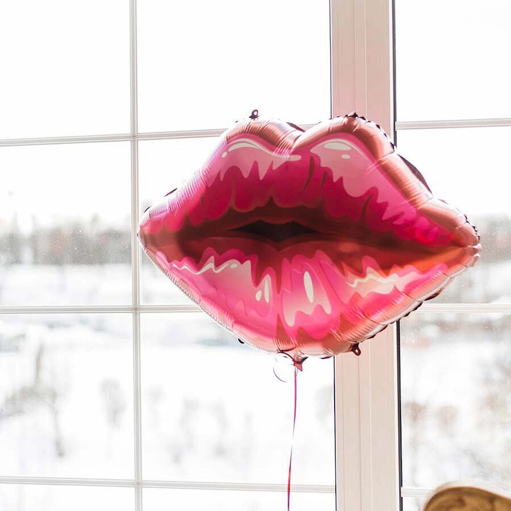 Коробка сюрприз черная с красным шаром с надписью