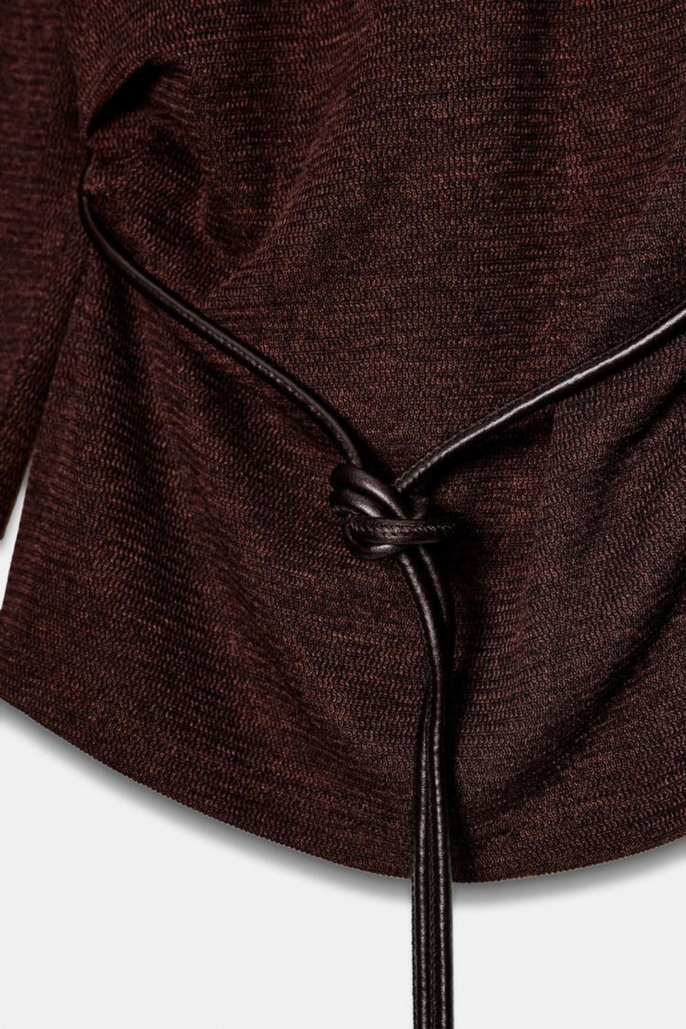 ZARA ТОП ИЗ РЕЛЬЕФНОЙ ТКАНИ С ПОЯСОМ, КОРИЧНЕВЫЙ