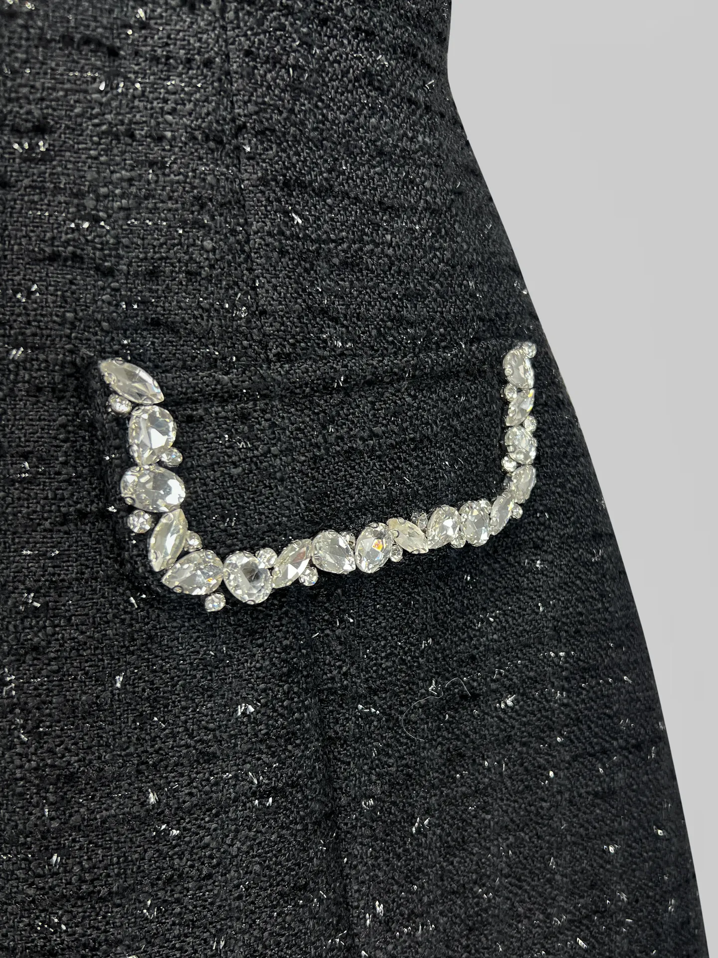 Платье Agdali Brand 1033 твидовое со стразами на карманах