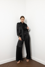 Брюки из обнимающего шелка в черном оттенке