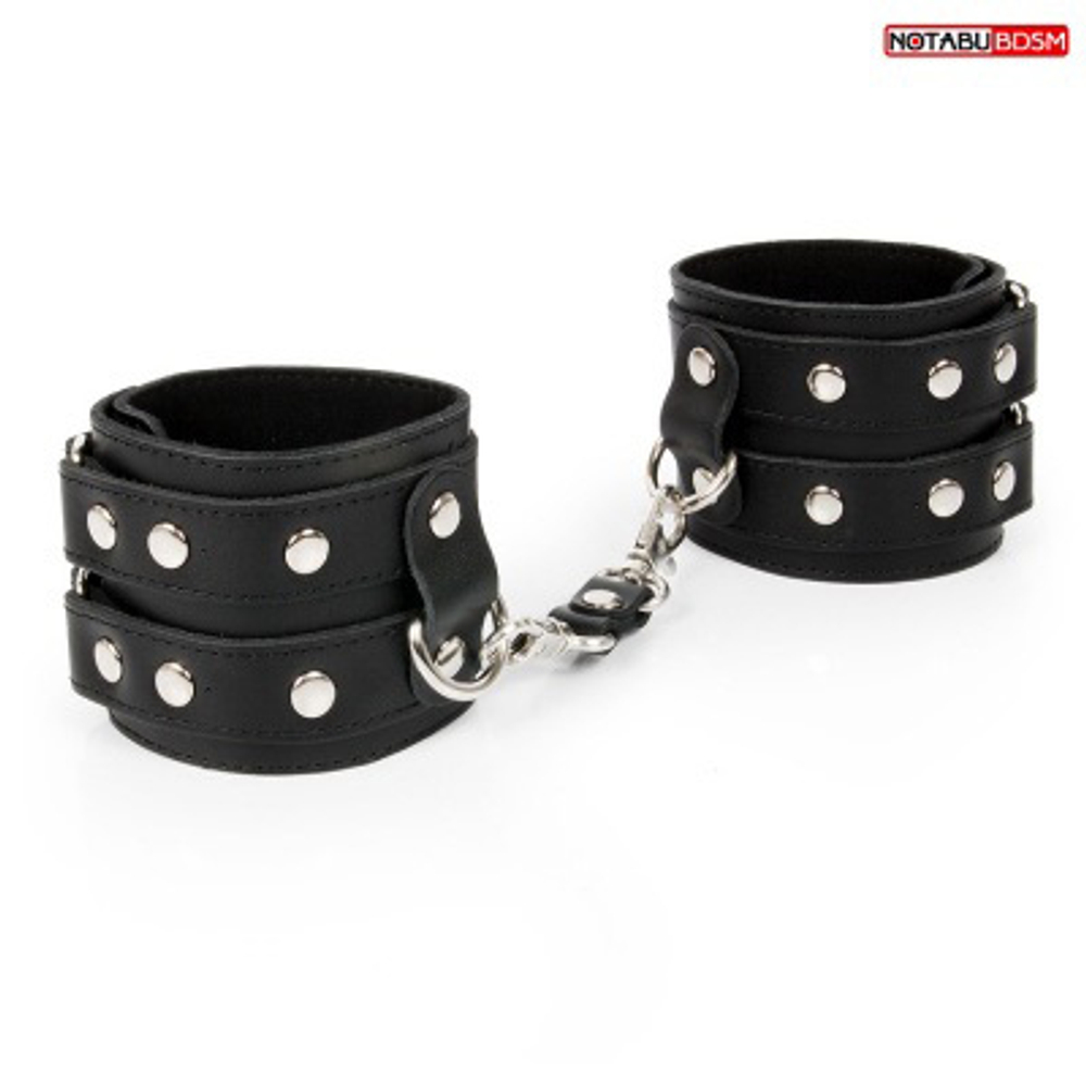 Черные широкие кожаные наручники с заклепками на карабине Bior Toys Notabu NTB-80354