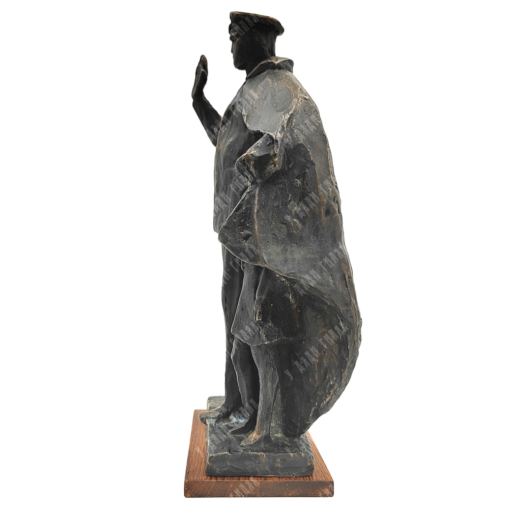 Динес Ю. С. Милиционер с девочкой. Бронза. 1973 г.