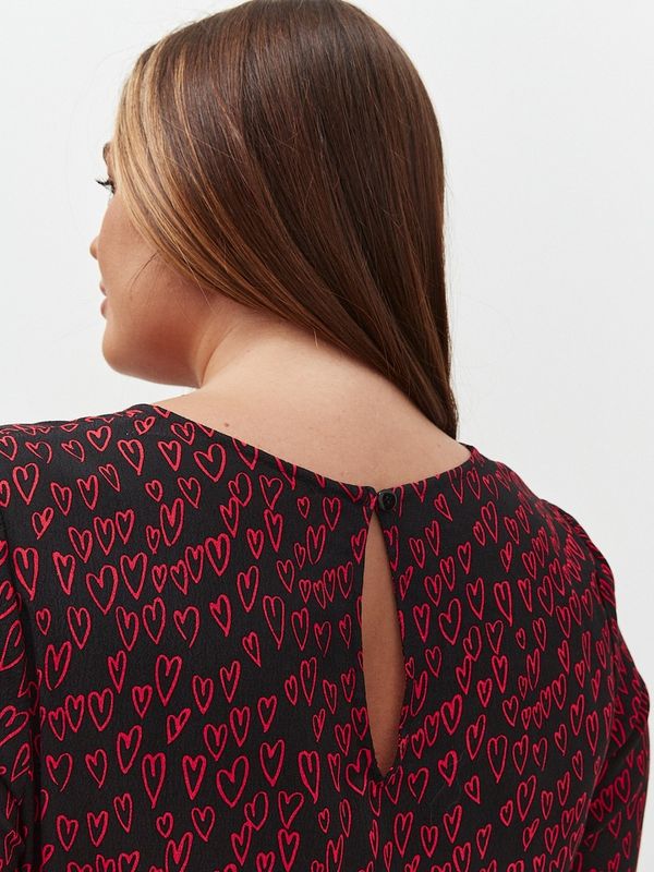 Платье свободного кроя с воланом, принт сердца