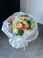 Букет из гортензии, кустовых пионовидных роз, амми и диантусов