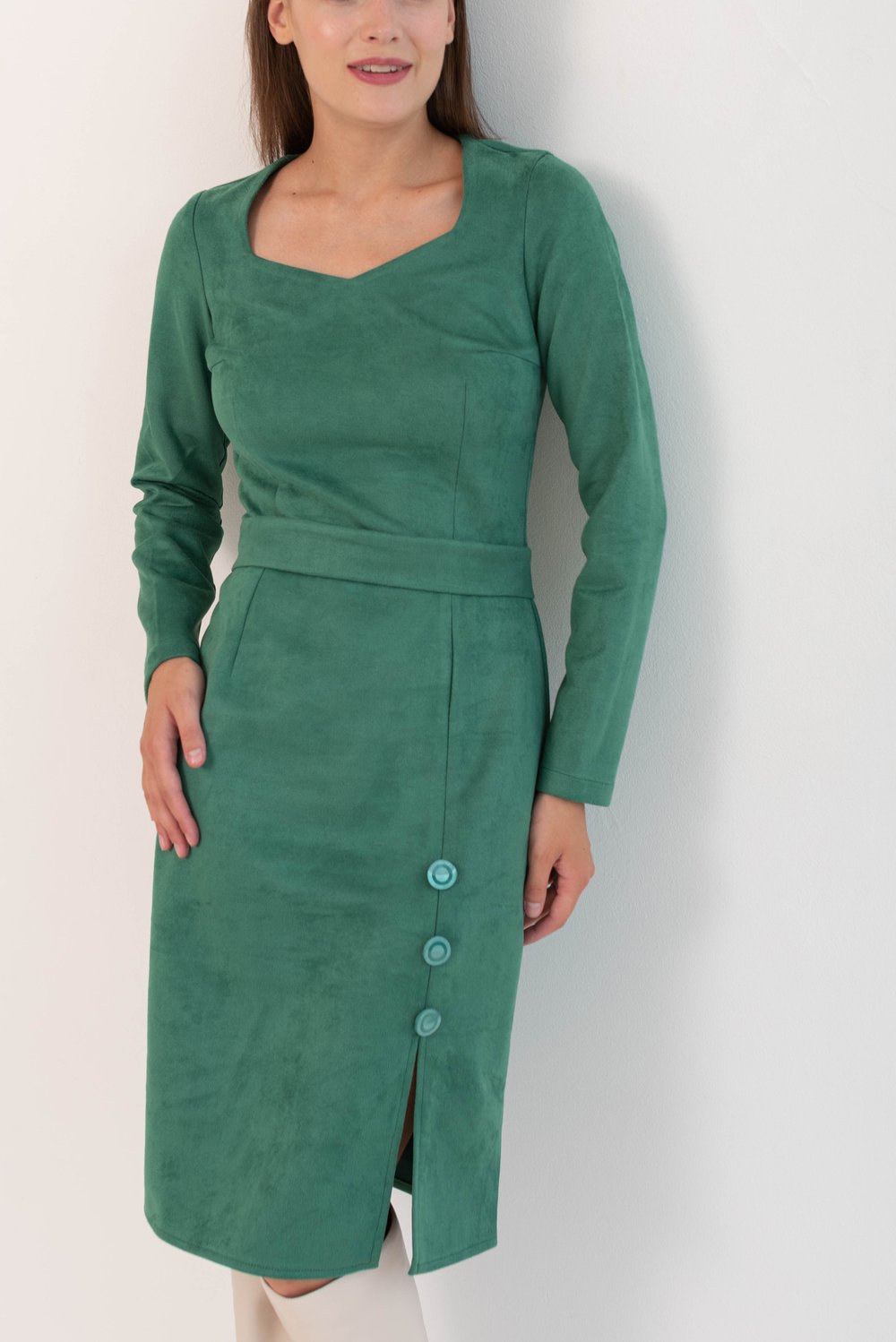 Платье-футляр зеленое из замши