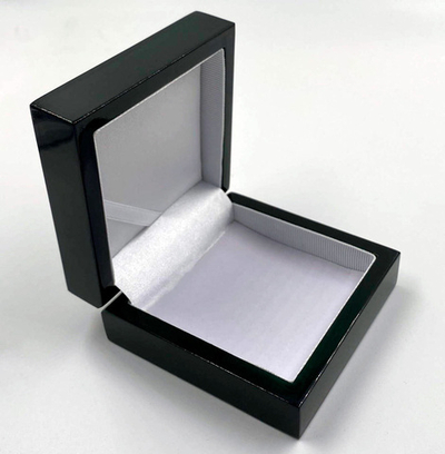 Футляр деревянный / лента в крышке, 80х80х34мм