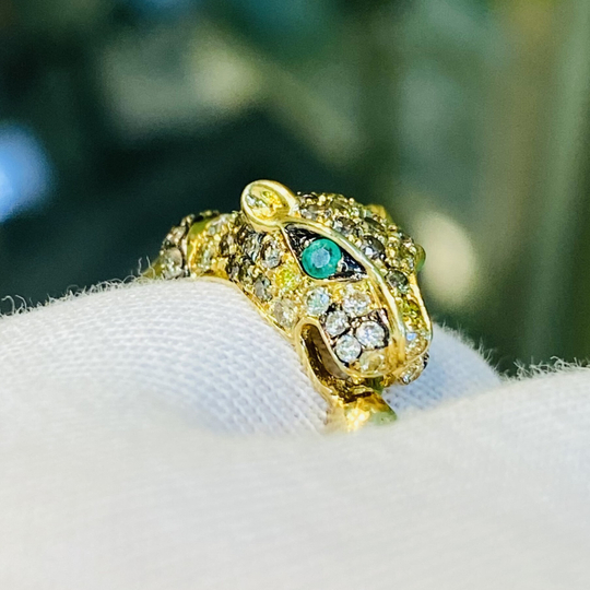 Золотое кольцо пантера с изумрудом и бриллиантами