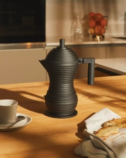 Alessi - Алюминиевая Турка кофеварка  Pulcina на 6 чашек. черный / артикул   MDL02/6 BB  / GTIN 8003299451388