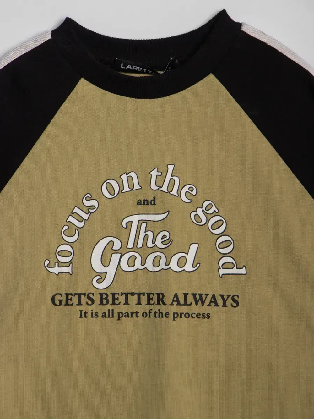 Бежевая спортивная футболка для мальчика