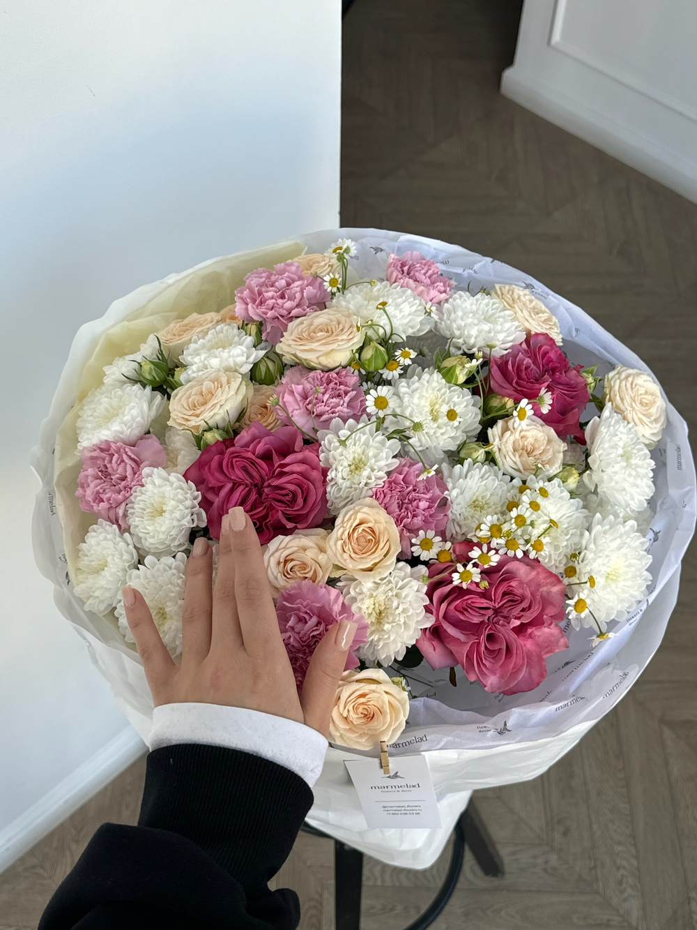 Букет из хризантемы, ромашки, кустовых пионовидных роз и диантусов