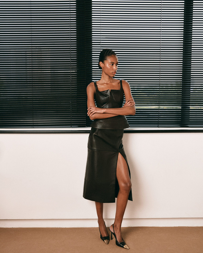 Юбка из кожи с разрезом