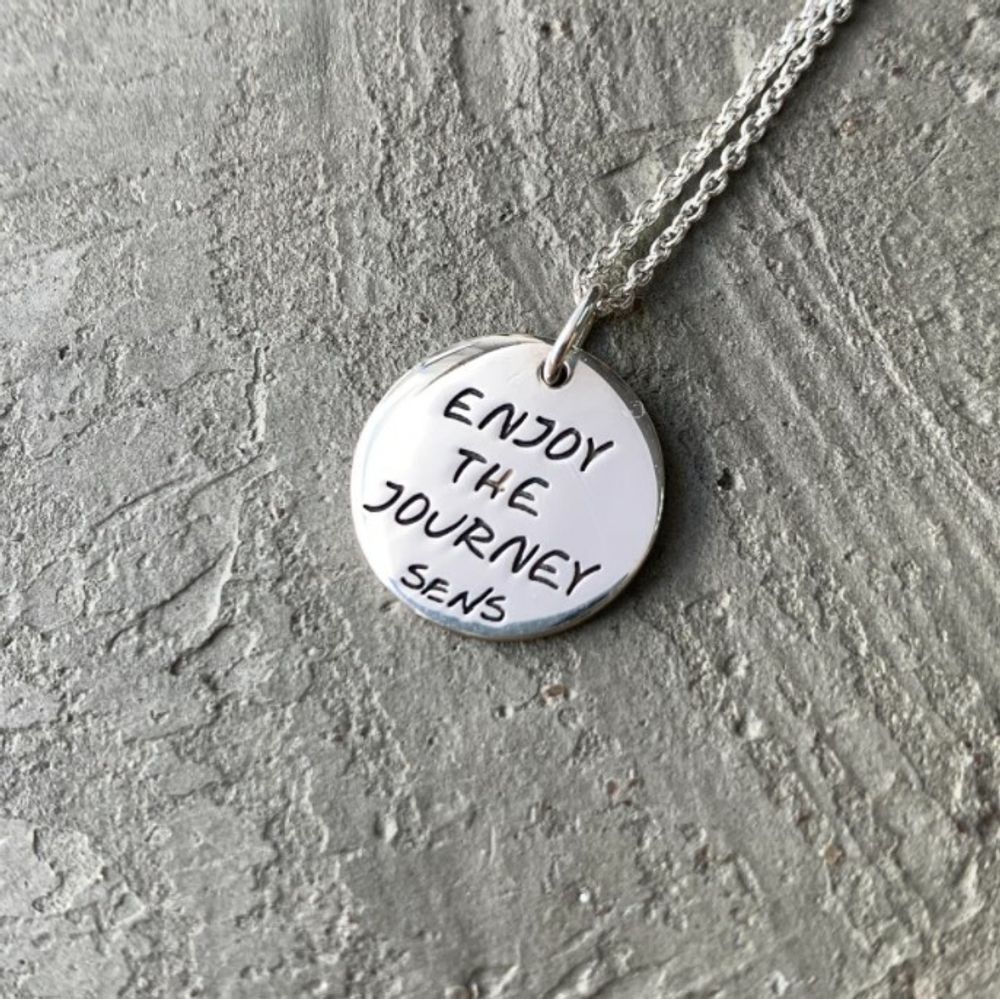 Медальон Enjoy the journey, глянцевый
