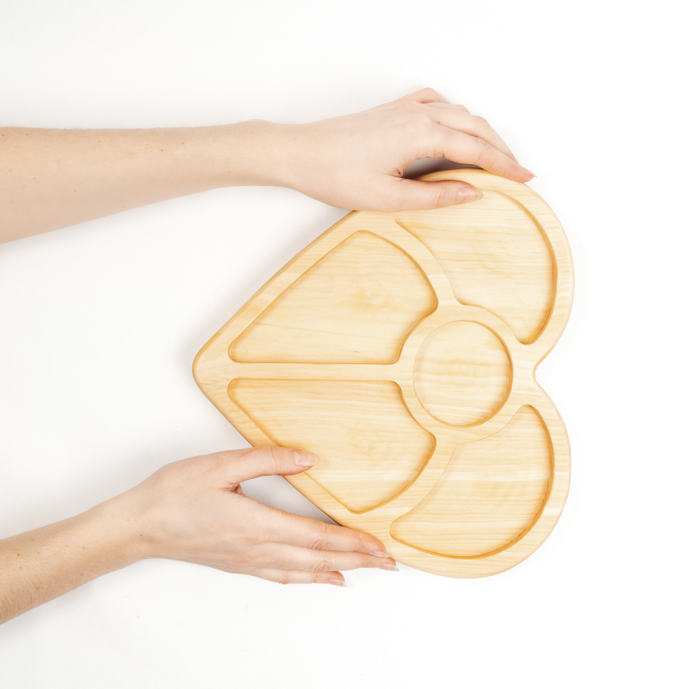 Деревянная менажница из кедра для подачи блюд и закусок.