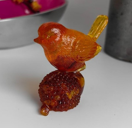 Птичка на желуде