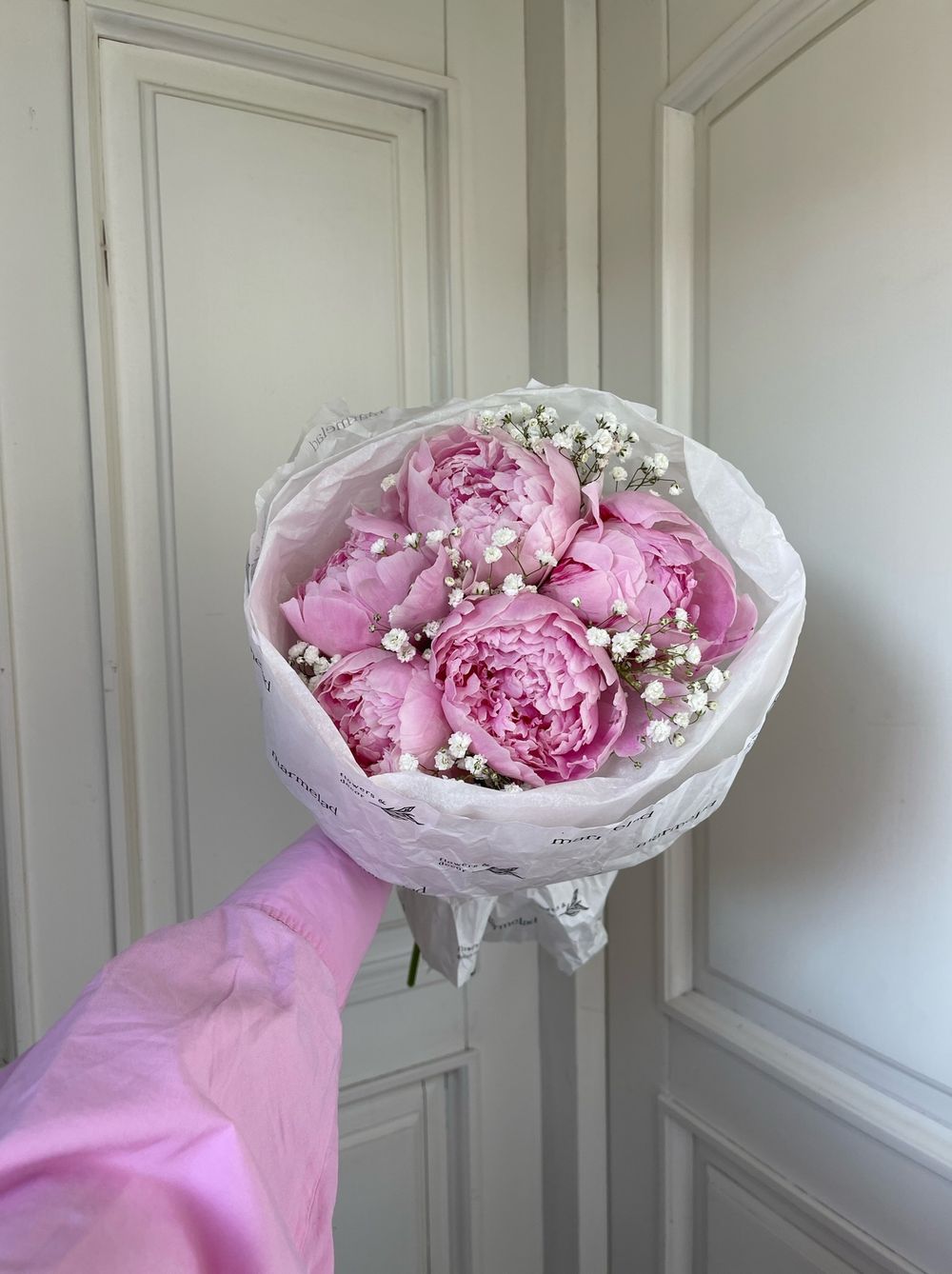 Букет 5шт пионов и гипсофилы