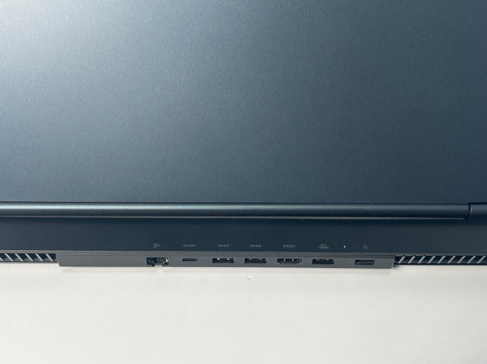 Ноутбук игровой Lenovo Legion 5 17ACH6H (82JY000DRU) 17.3"/AMD Ryzen 7 5800H/RAM 16GB/SSD 512GB/GeForce RTX 3070 8GB/1920*1080/IPS 144 Hz/Windows 10/Подсветка кл-ры: LED/черный. Состояние: Уценка/царапины на матрице