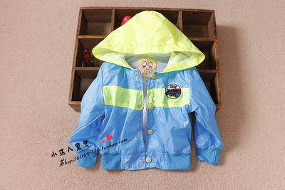 Ветровка детская с контрастным капюшоном и аппликацией